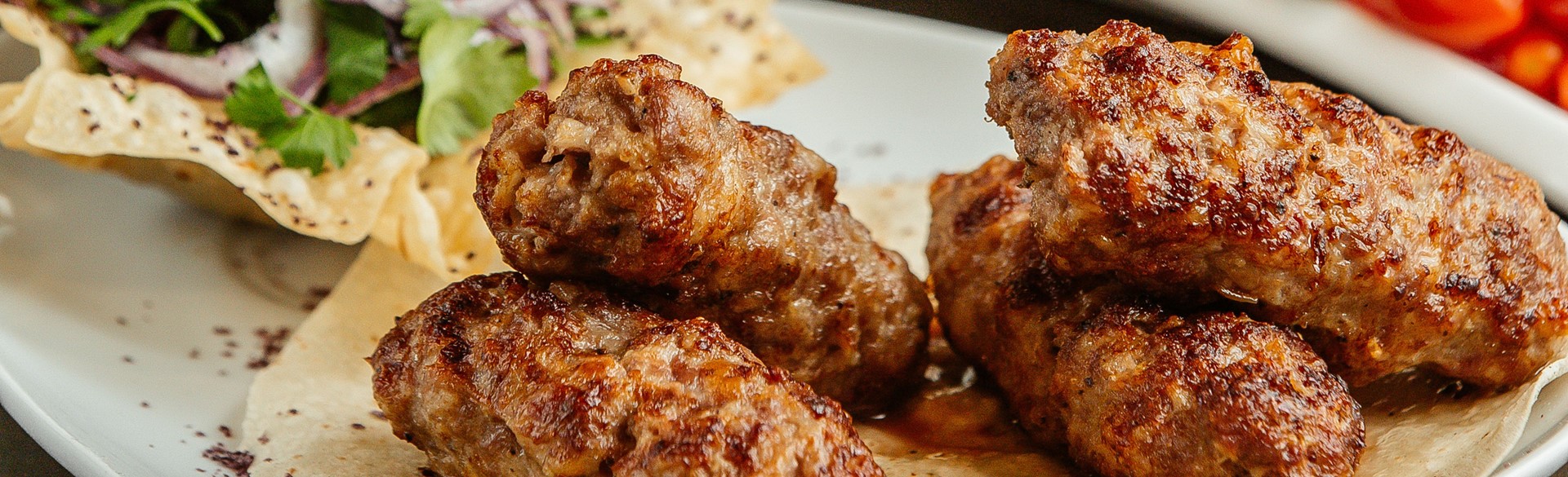 Lula Kebab Served With Chopped Onion Greens (1)